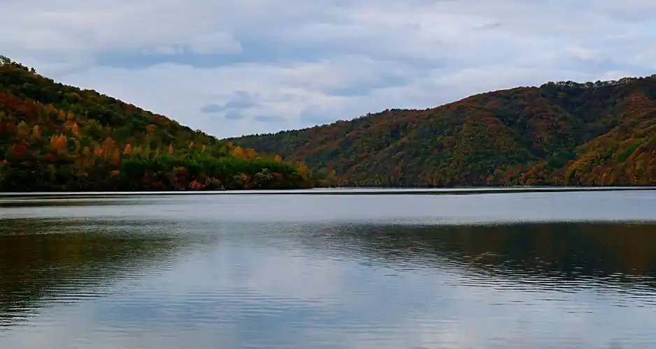 丹东宽甸青山沟景区一青山湖
