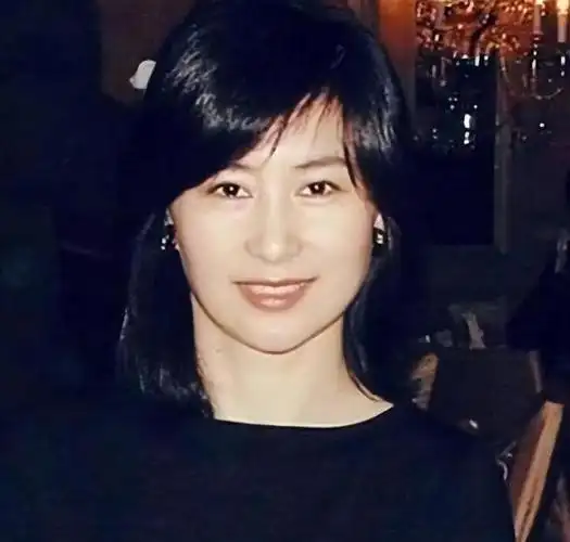 回顾赌王女儿何超琼与陈百强相爱10年被父亲拆散如今60岁仍单身