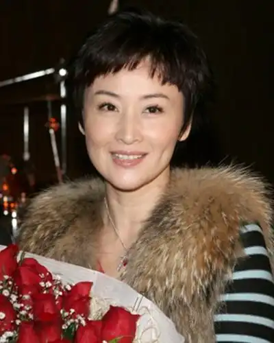 不过短短3年后,双方就签署了离婚协议,马景涛与前妻生有一女马世媛