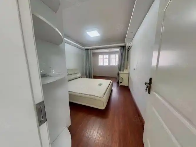 公园佳苑北区 靠近二中 地面车库 有电梯 清爽干净,新华路