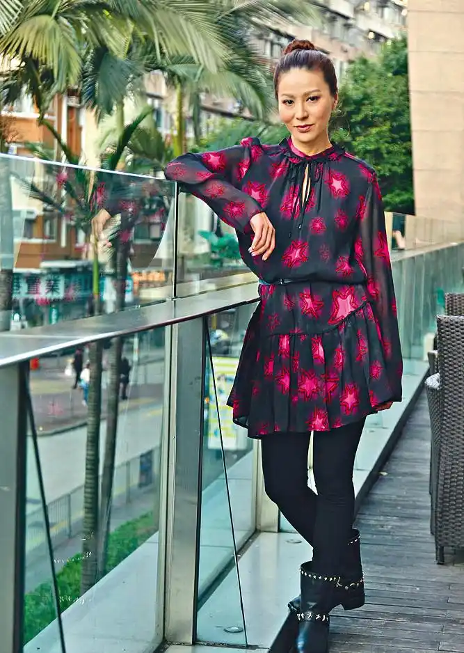 原创44岁滕丽名好温柔,"睡衣裙"也能穿出高级感,身材发胖也时尚