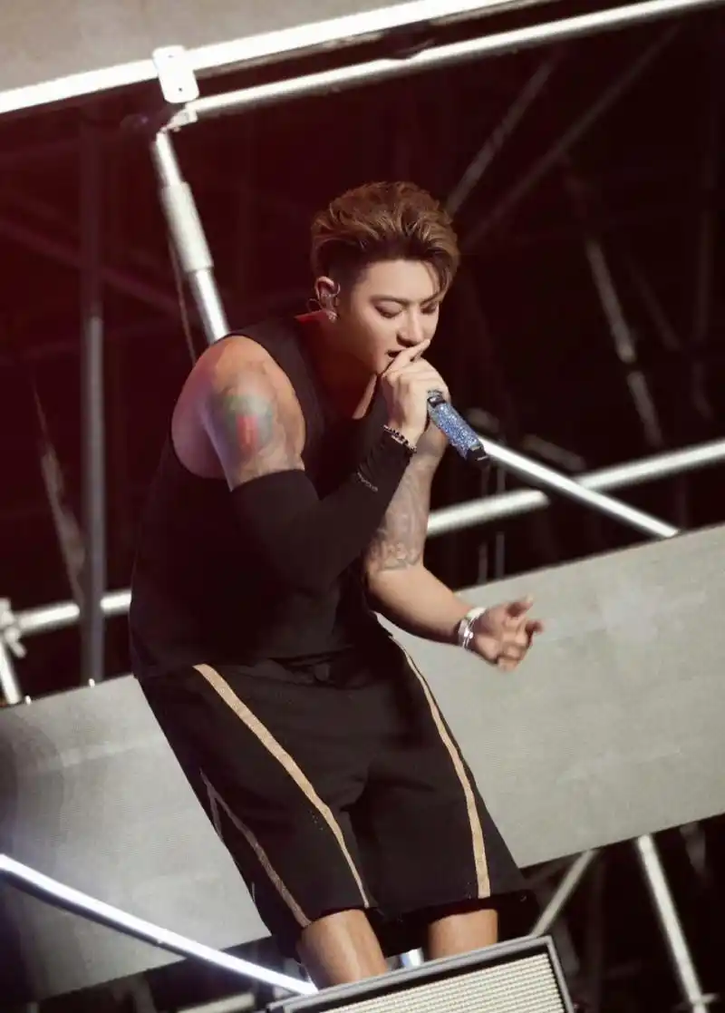 黄子韬现身音乐节帅气有型,发型还是酷劲十足,他整个人在舞台上就是