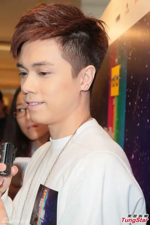 组图:容祖儿红衣亮相喜庆 张敬轩白色look帅气_高清图集_新浪网