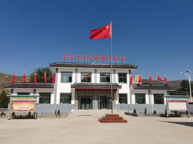 权家湾镇机关,单位和各村委会插挂五星红旗营造国庆节日氛围,喜迎祖国