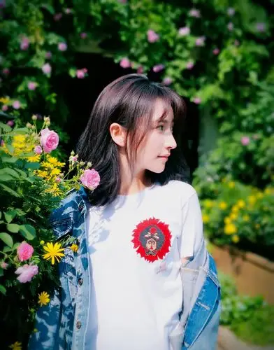 曲尼次仁甜美清新街拍图片26