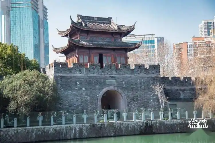 历经沧桑的杭州古城墙戍守着这座城市的历史命脉