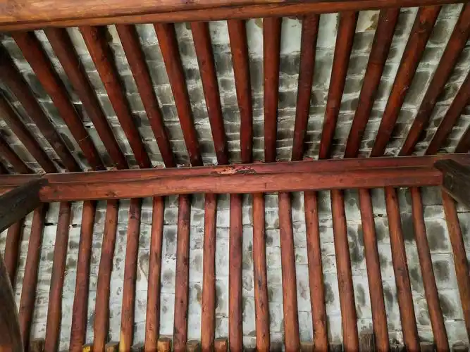 有钱的财主室内房顶人字梁上面用石板吊顶