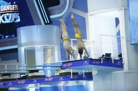 黄征水立方大秀身材超炫短裤高敏笑称真敬业