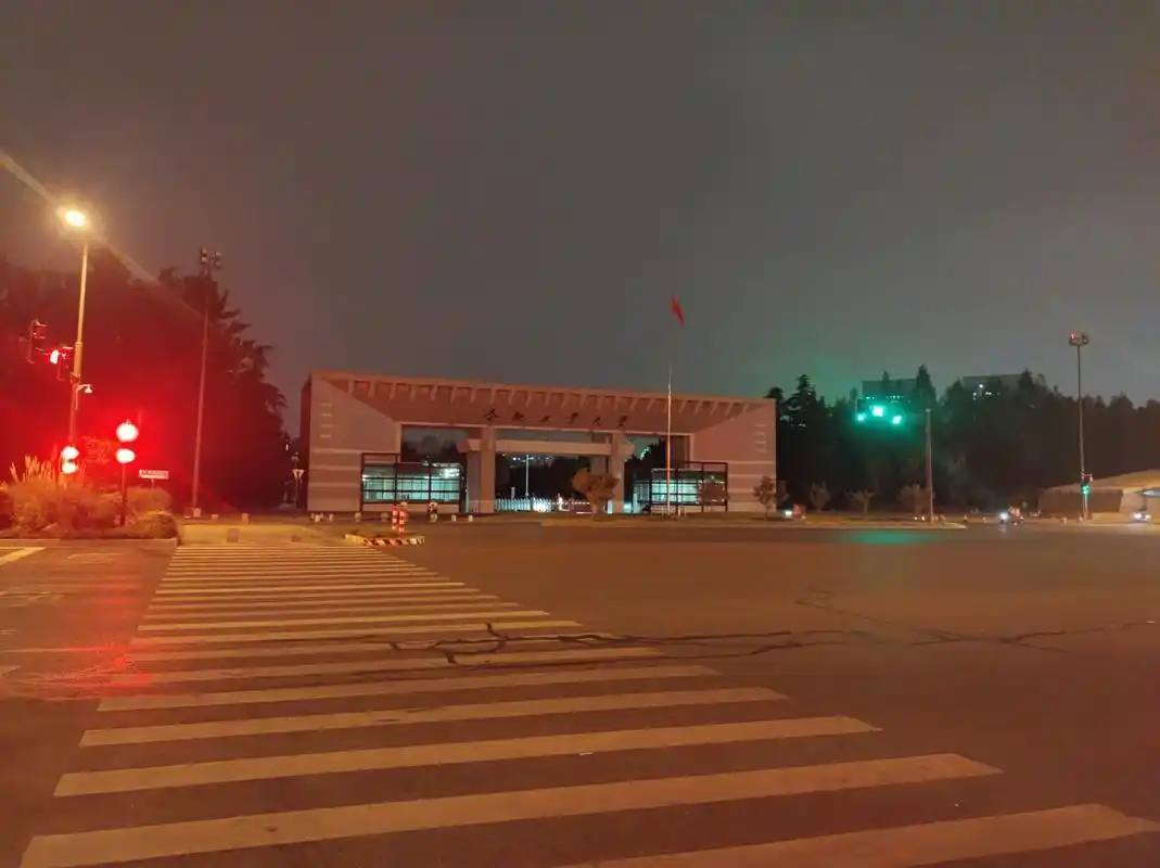 夜拍合工大翡翠湖校区大门,看在图片的份子上,点个关注没毛病吧[左
