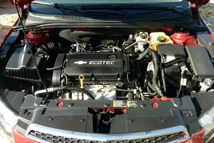 雪佛兰科鲁兹发动机舱