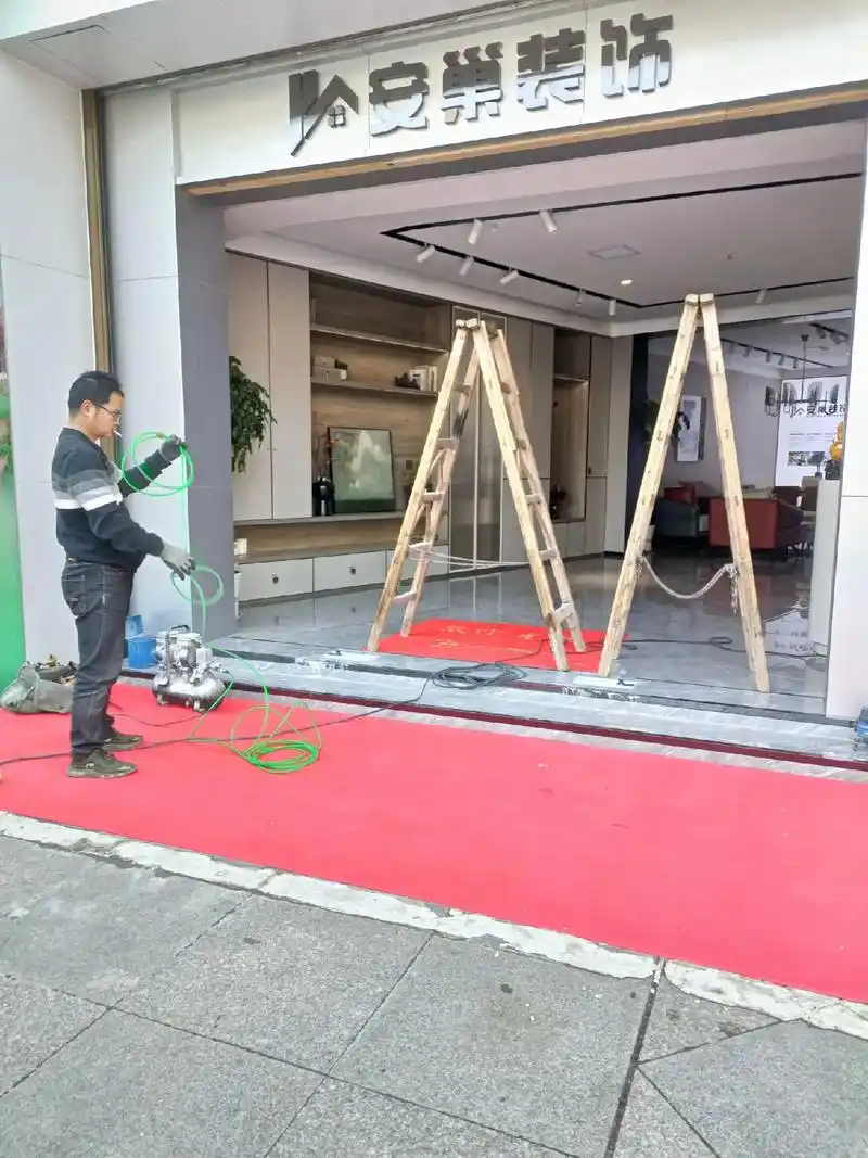 黑钛金边框地簧门安装现场实拍! - 抖音