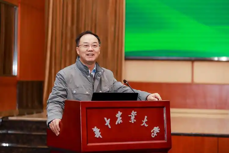 张东 摄)中国科学院院士,华中农业大学张启发教授在仪式上表示,生物