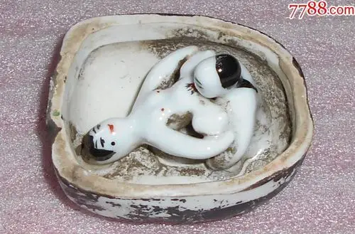 图片_春宫雕塑彩绘瓷大辣椒.通长约9.6厘米.高约5.6厘米.年代不详.