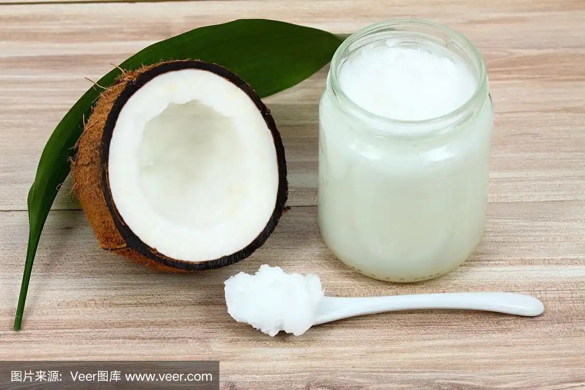 玻璃罐里的有机椰子油