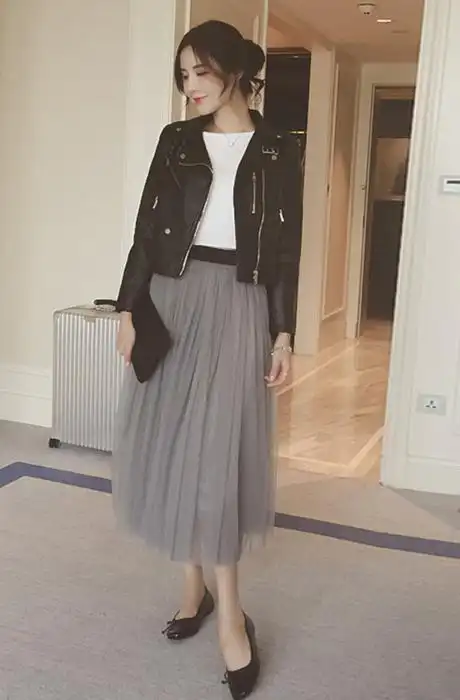 注入了女性的柔美~9·时尚修身皮衣外套,搭配半身长裙,舰船短靴,超