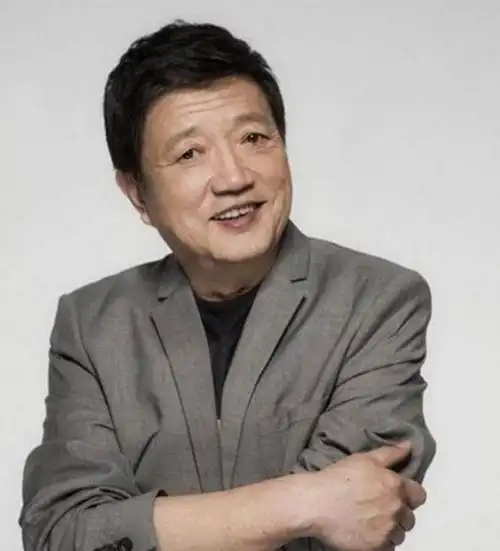 他年近不惑才开始拍戏,凭各类反派角色成名,年纪越大越火