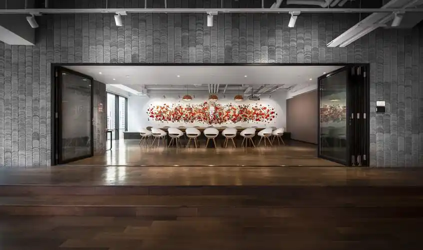 现代会议室logo形象墙装修效果图-城起装修效果图