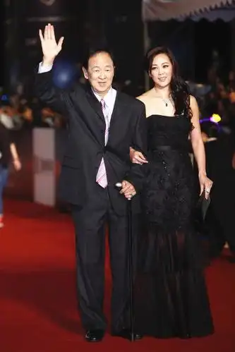 原创50岁王馨平近照曝光,与富豪老公同框似少女,3次人工受孕均失败