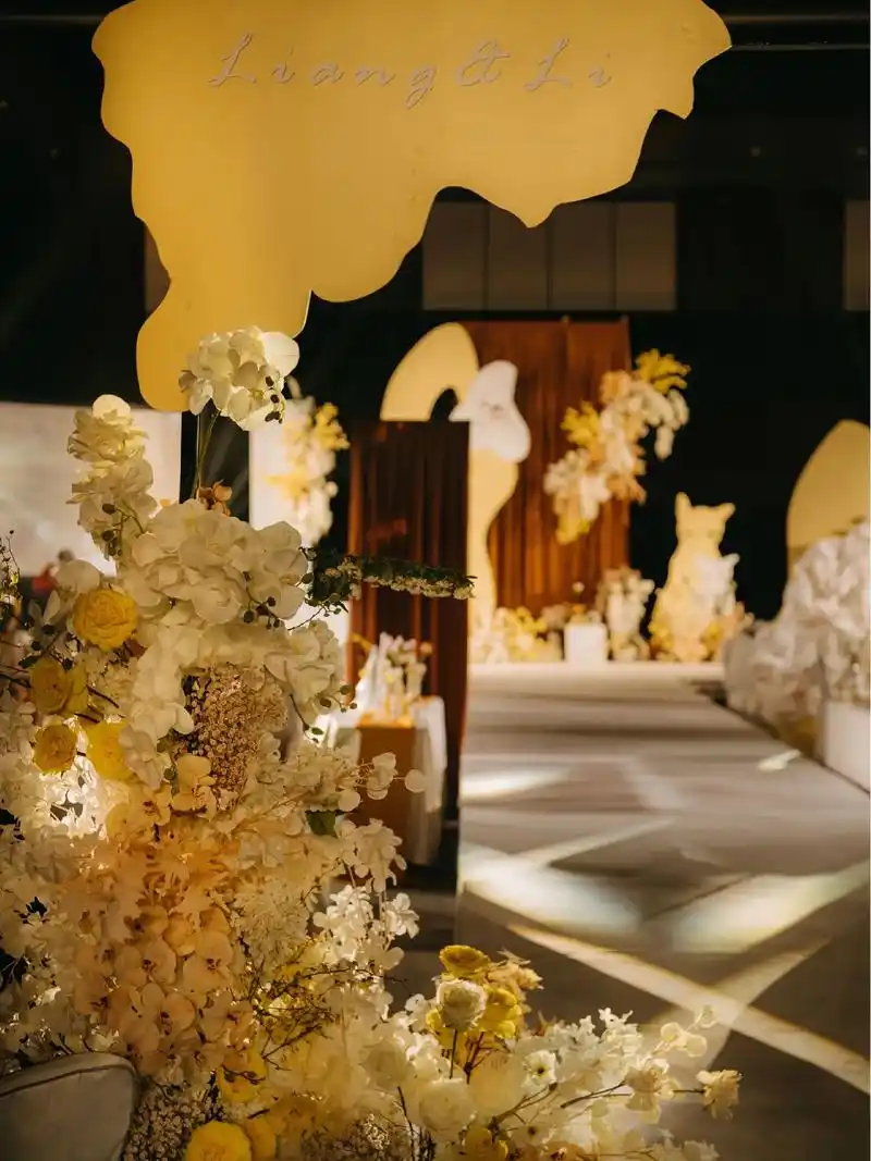 室内婚礼黄色布艺婚礼现场布置