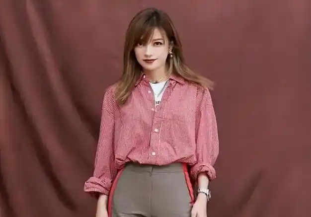 47岁赵薇罕见露面素颜显老衣服褶皱成焦点