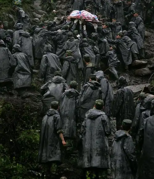 向5.12.汶川地震的解放军战士致敬!