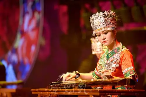 苗族姑娘演绎《四月八》(杨昌鼎摄)