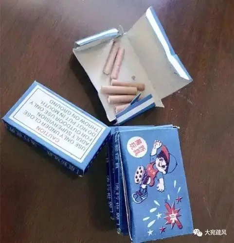 这个是擦拭的"小钢炮",没有芯儿,只管对着洋火的一侧(带火药的那一侧)