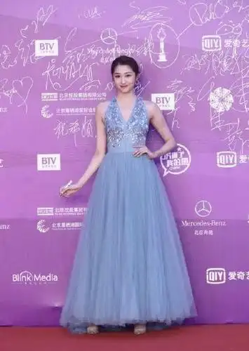 是鹿晗对关晓彤做了什么吗走红毯胳膊淤青异常明显