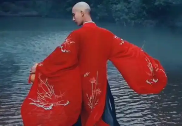 抖音红衣喝酒和尚是谁资料介绍 微博青暮从山是摄影师