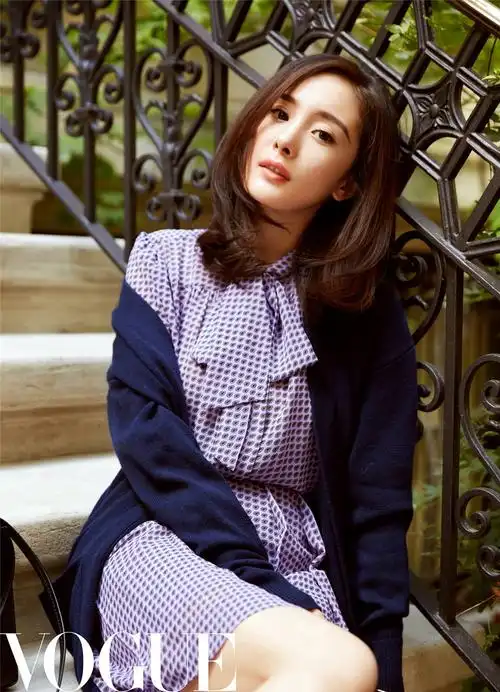 2016《vogue 服饰与美容》十月刊内页:杨幂(最近大幂幂的状态好了很多