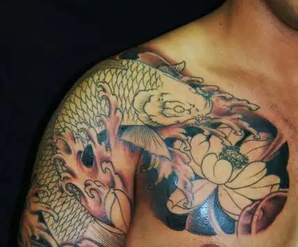 半甲鲤鱼纹身图案