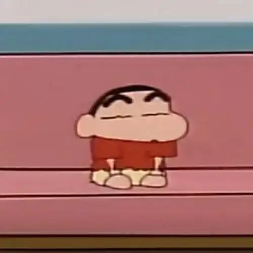 小新乖乖坐着超可爱