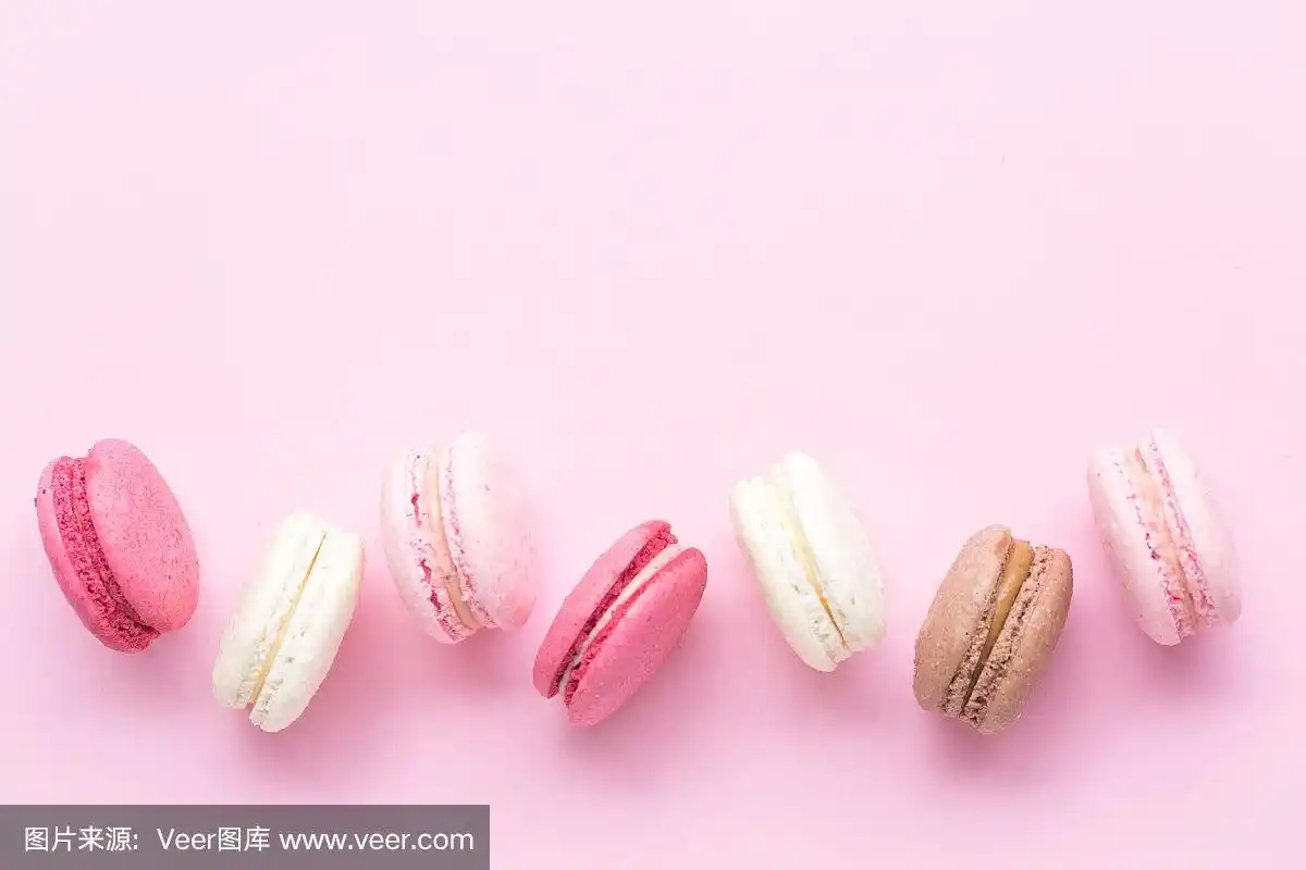 彩色的马卡龙蛋糕或孤立的马卡龙粉背景.俯视图