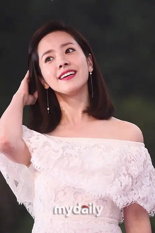 韩志旼穿白裙配红唇美艳大方 亮相红毯气质佳