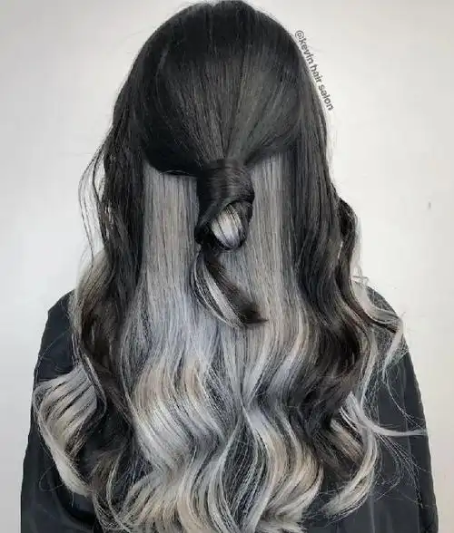 冷灰色和雾霾蓝搭配的染发,冷灰发色将蓝色隔断成几个层