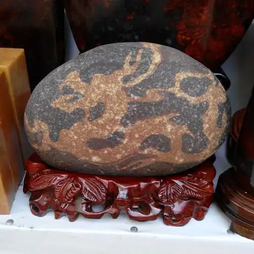 这块有龙纹石头是人造的吗