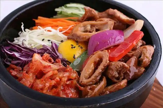 石锅肥肠拌饭图片