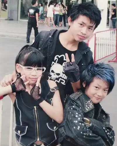 果然是童年照富人bambam!从小就swag满满