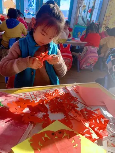 小牛津幼儿园新年欢庆周,剪窗花,画福字.