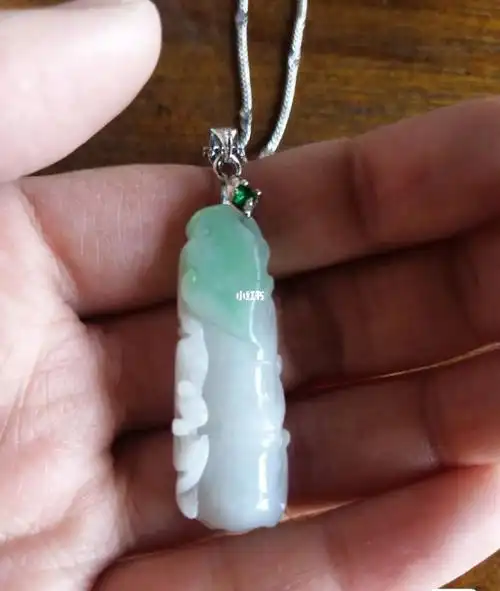 天然飘绿翡翠竹节吊坠