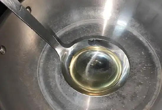 《中国居民膳食指南》中建议,每人每天的油脂摄入量为25g-30g,大概