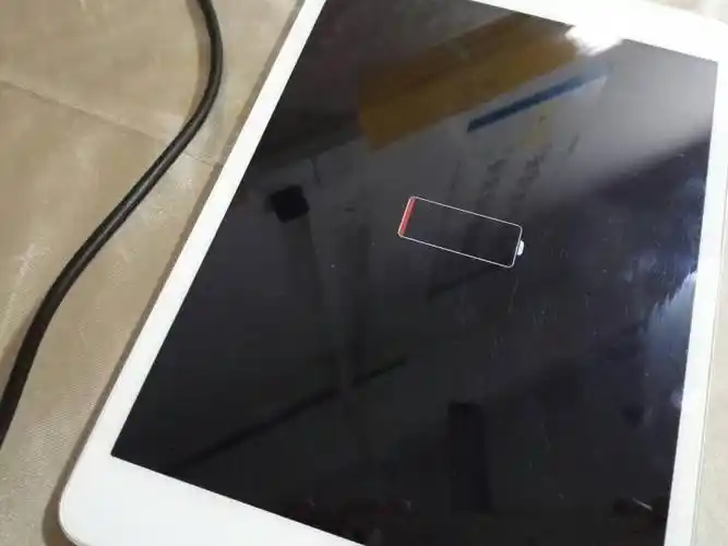 给ipad充电显示这样的情况是怎么回事?充不进去电,开不了机,是坏了吗?