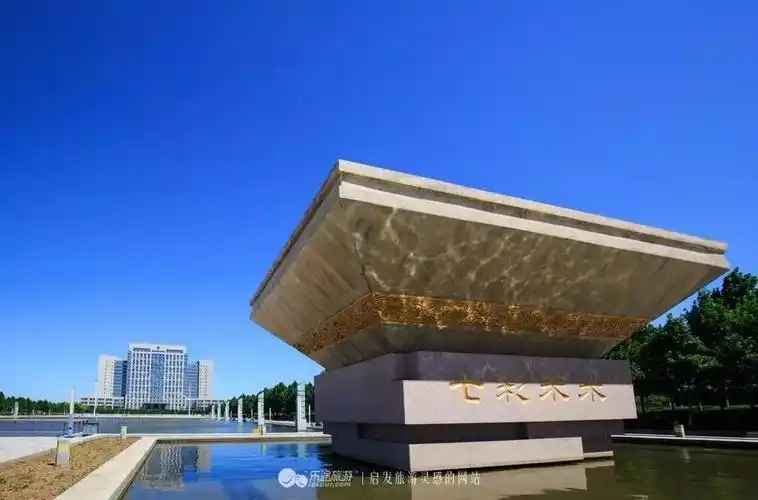 园中的"一轴"集中了人民公园的主要景观,包括礼仪广场,滨水广场,城市