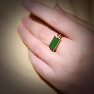 玩转和田玉碧玉苹果绿马鞍女款18k黄金钻石镶嵌戒指