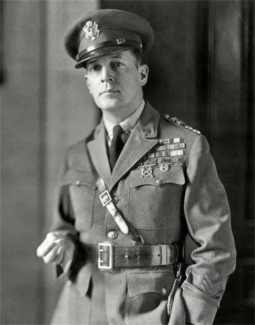 裕仁天皇为了不死,向麦克阿瑟献上日本美女,她的结局如何?