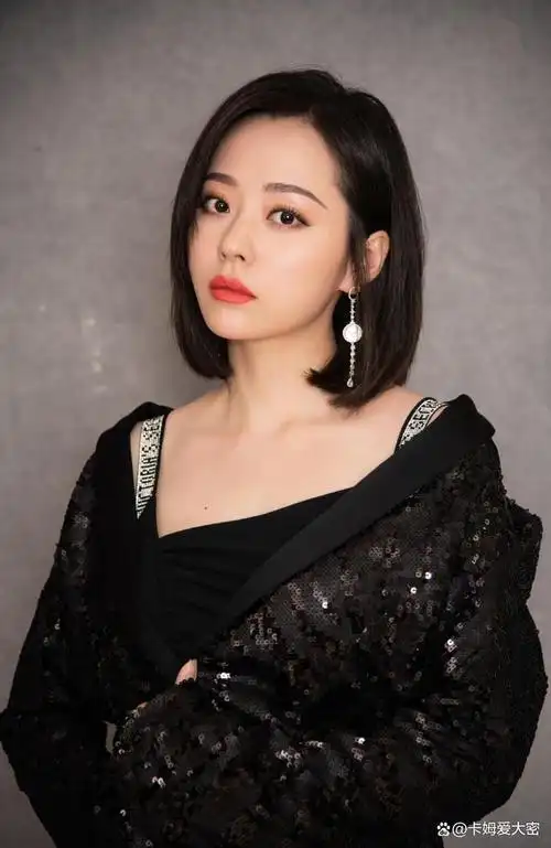 张靓颖黑色超短礼服引争议,大腿惹眼,网友热议不已!