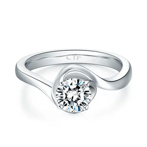 周大福简约时尚18k金钻石戒指