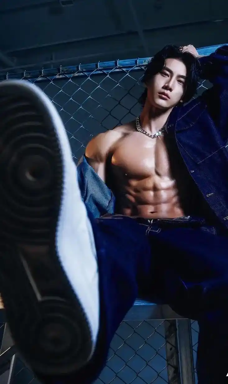 宝藏男孩 主页帅哥更精彩.#肌肉男 #腹肌 #帅帅的大男孩 - 抖音