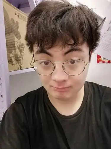 我是个21岁的男生,今年大三了.好多人都说我像憨豆先生.