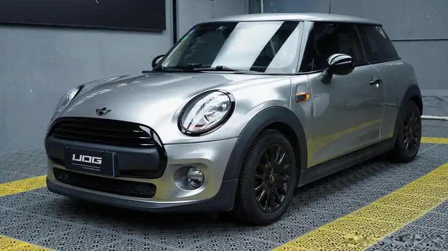 mini也可以很高级很飒! udg创梦工坊- bmw mini篇 装贴改色膜-白